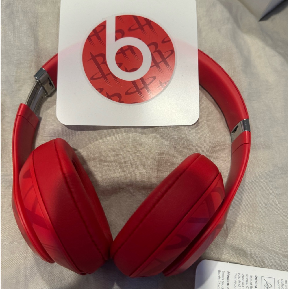 BEATS…. Houston Rockets red studio, three wireless headphones – NBA collection